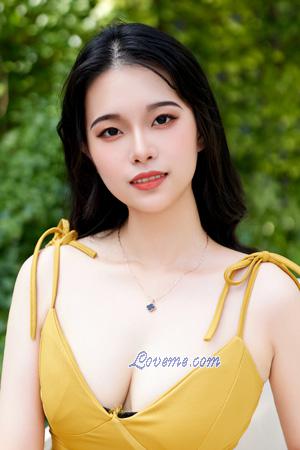 214175 - Yutong Age: 23 - China